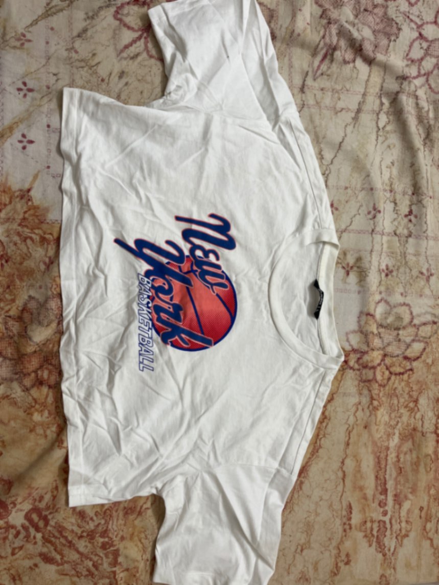 White graphic Crewneck t shirt — pre-loved Tops on Slayyitt