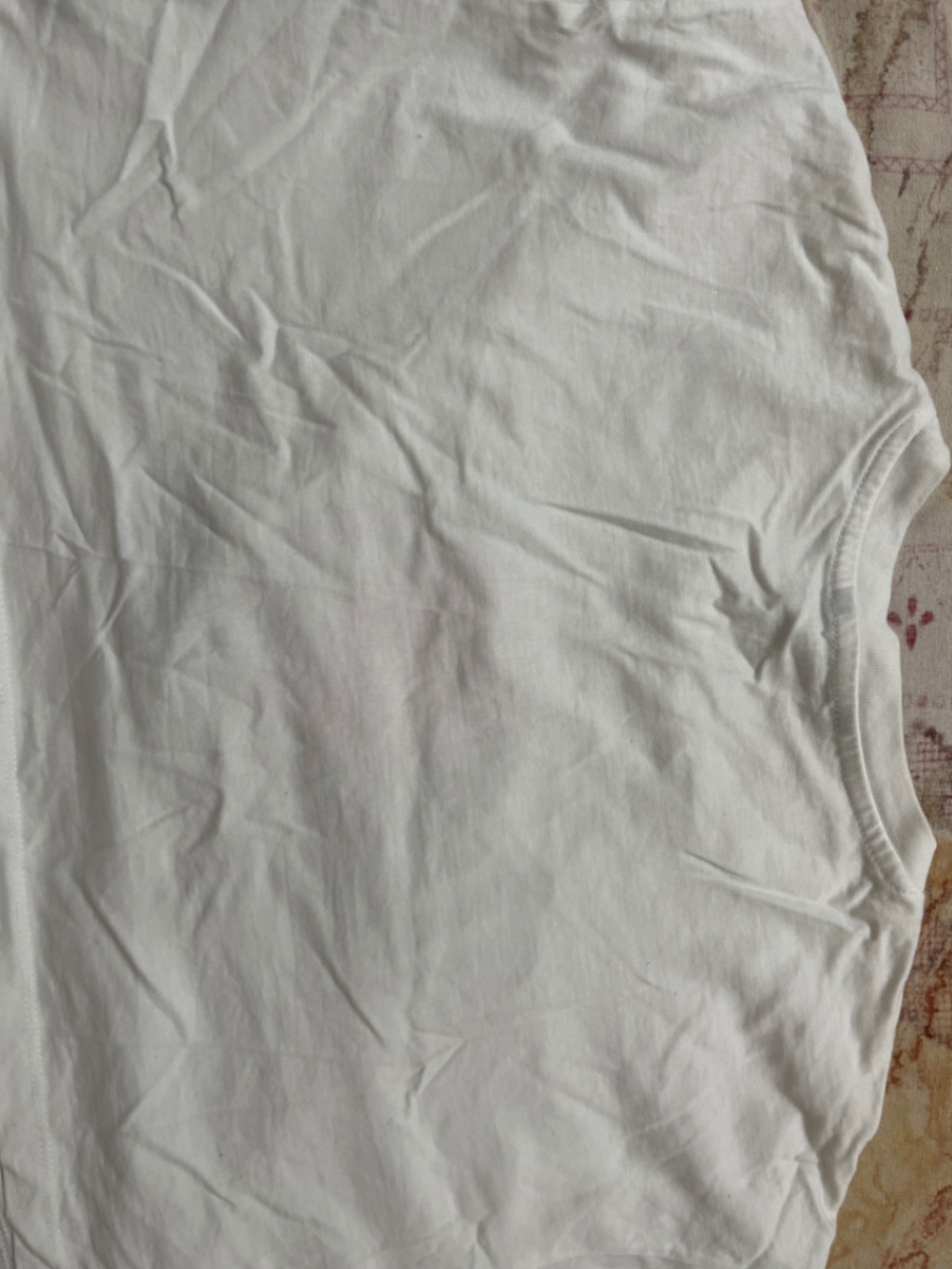 White graphic Crewneck t shirt — pre-loved Tops on Slayyitt