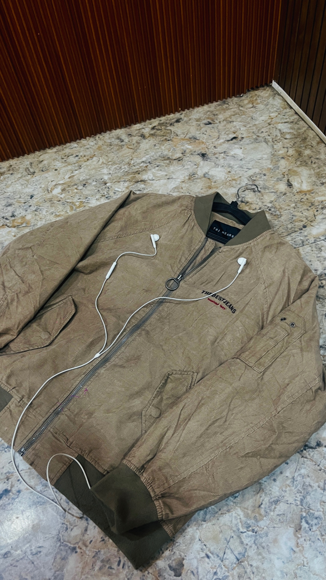 Beige bomber — pre-loved Outerwear on Slayyitt