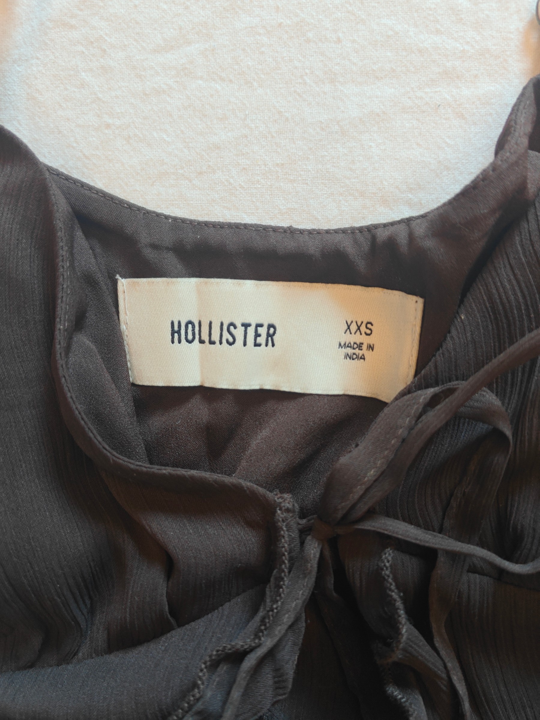 ☕hollister chiffon ruffle cami — pre-loved Tops on Slayyitt