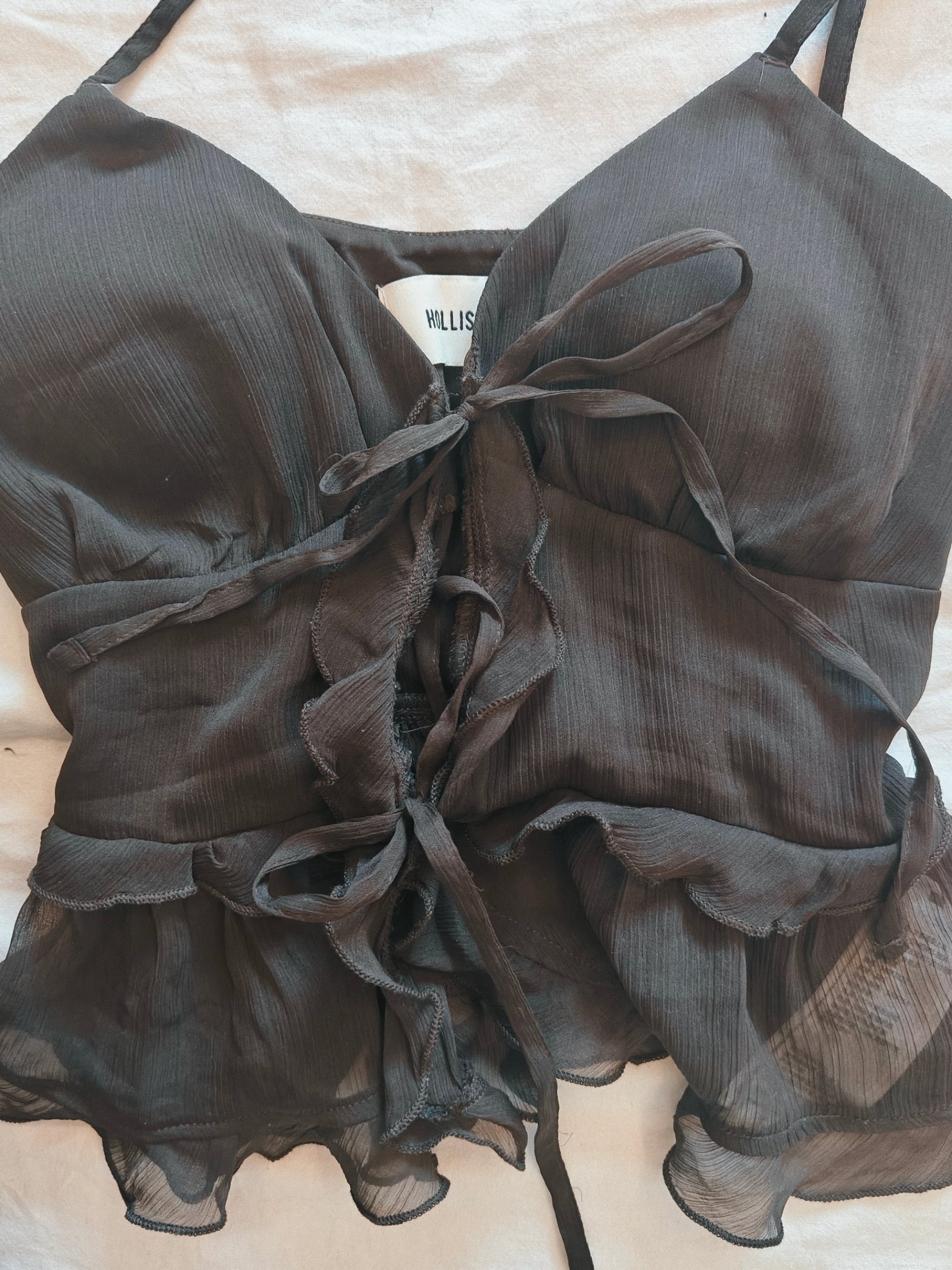 ☕hollister chiffon ruffle cami — pre-loved Tops on Slayyitt