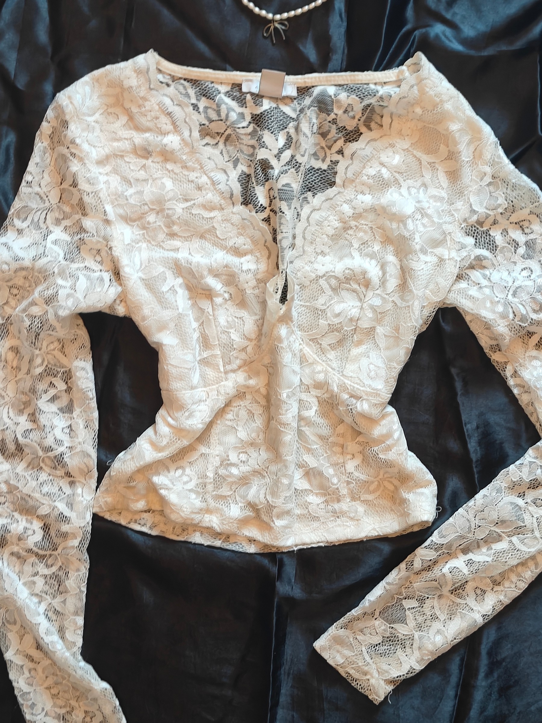 🦢long-sleeve floral lace crop top with a v-neckline — pre-loved Tops on Slayyitt