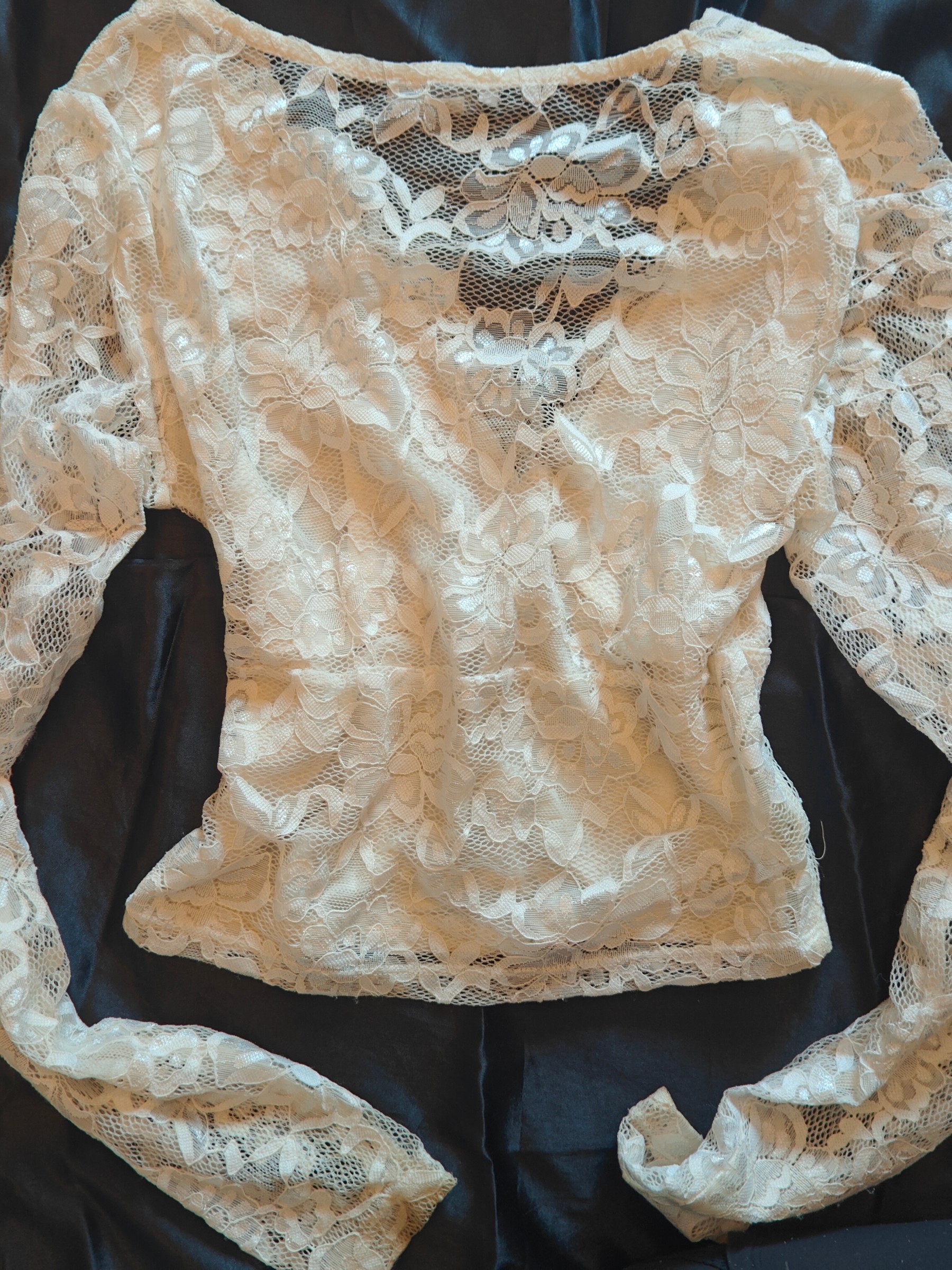 🦢long-sleeve floral lace crop top with a v-neckline — pre-loved Tops on Slayyitt