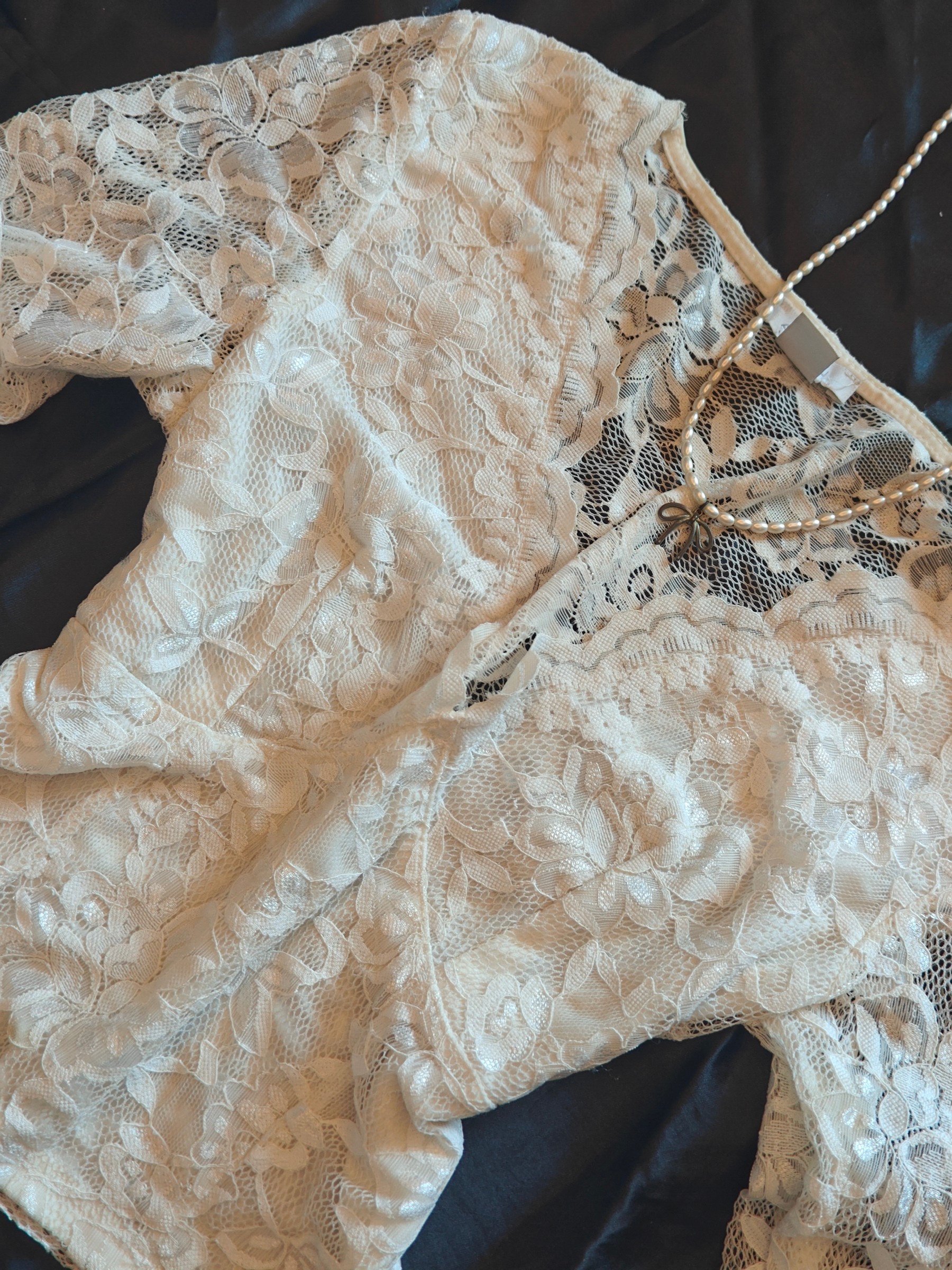 🦢long-sleeve floral lace crop top with a v-neckline — pre-loved Tops on Slayyitt