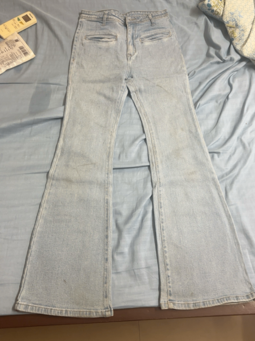 Light Wash High-Waist Bell-Bottom / Flared Jeans | Women — pre-loved Bottoms on Slayyitt