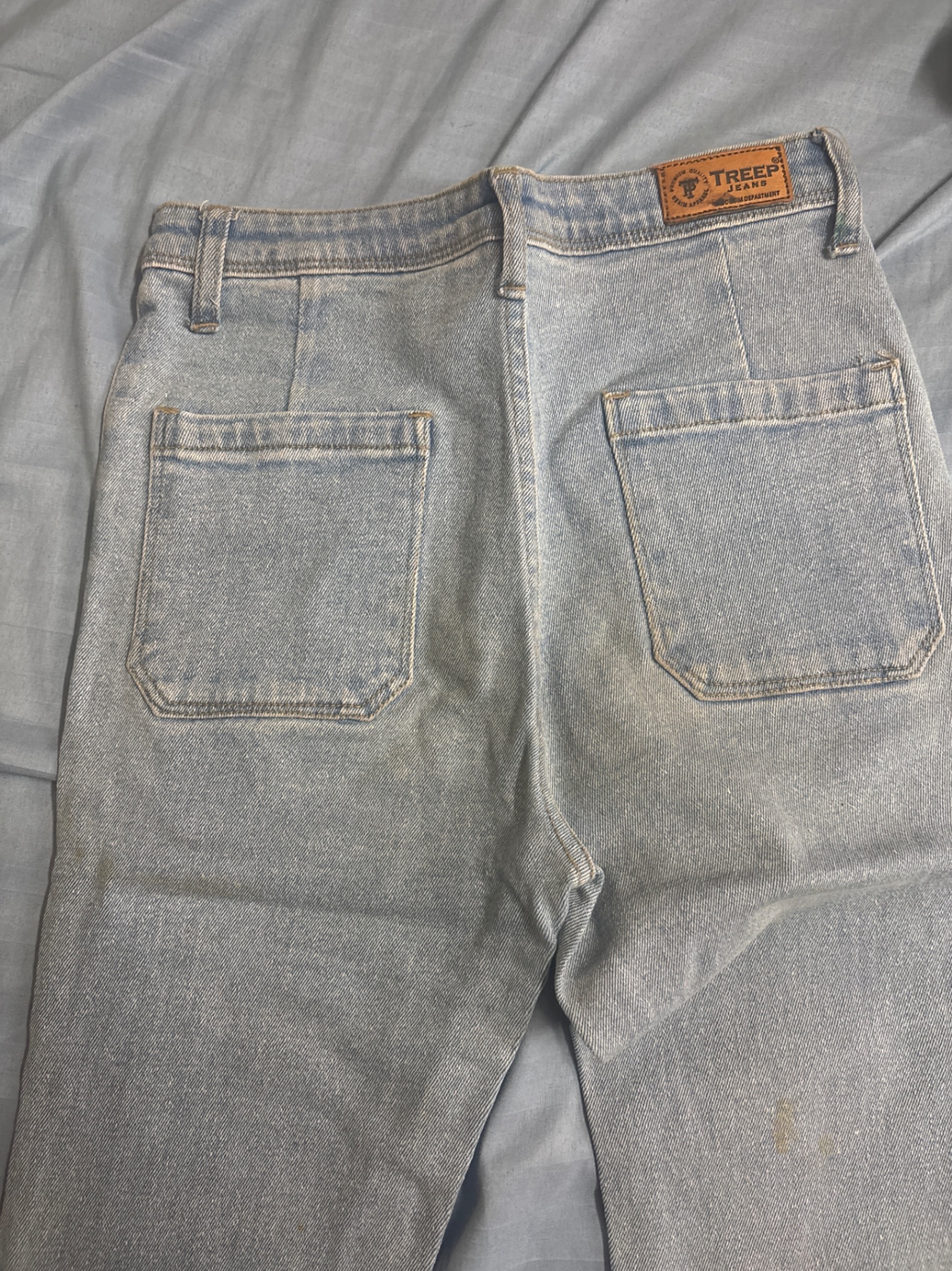 Light Wash High-Waist Bell-Bottom / Flared Jeans | Women — pre-loved Bottoms on Slayyitt