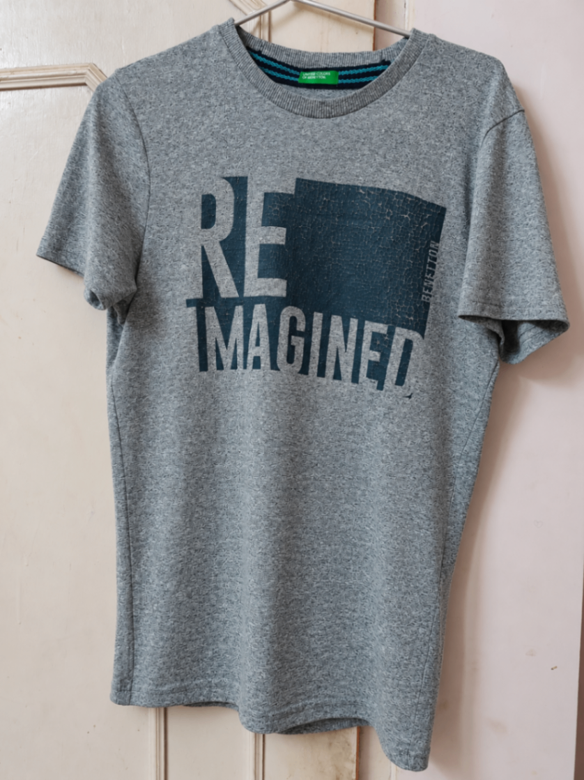 United Colors of Benetton Grey Printed T-shirt — pre-loved Tops on Slayyitt