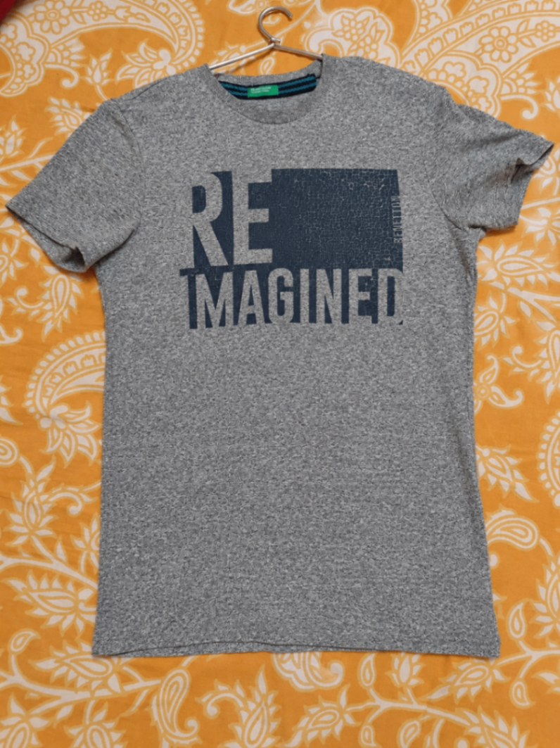 United Colors of Benetton Grey Printed T-shirt — pre-loved Tops on Slayyitt